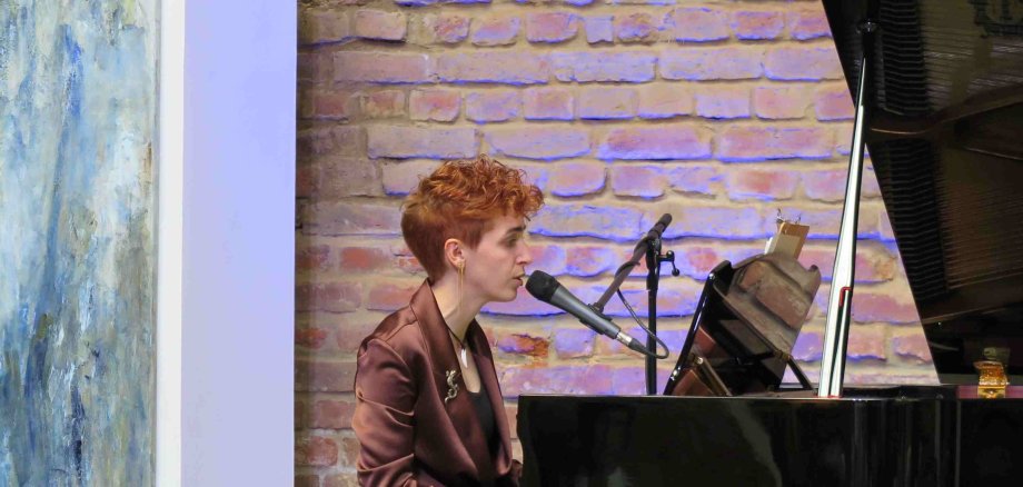 Eröffnungskonzert: Anny Ogrezeanu, The Voice of Germany 2022, umringt von jugendlichen Fans. (Foto: Gemeinde Wachtberg/mm)