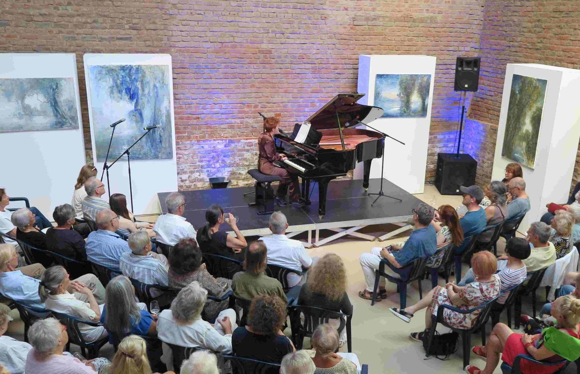 Eröffnungskonzert der 16. Wachtberger Kulturwochen mit Anny Ogrezeanu, The Voice of Germany 2022, im Atelier von Michael Franke. (Foto: Gemeinde Wachtberg/mm)