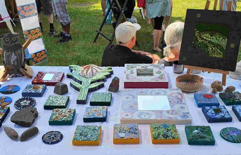Mosaikarbeiten von Regina Menzen. (Foto: Gemeinde Wachtberg/mf)