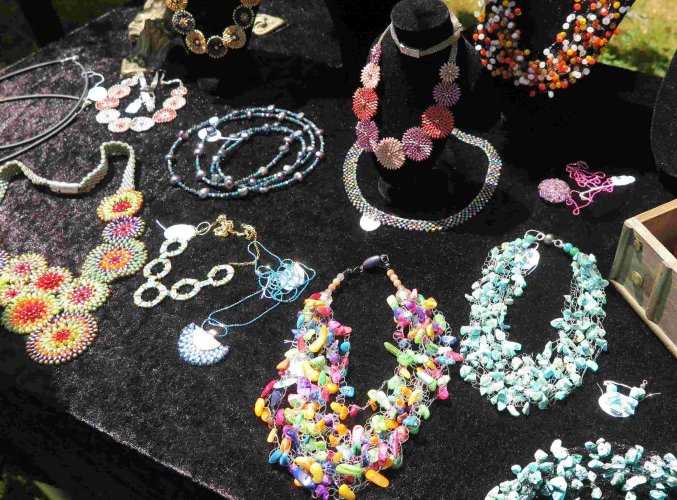 Rund & bunt: Schmuck von Sabine Güster. (Foto: Gemeinde Wachtberg/mm)
