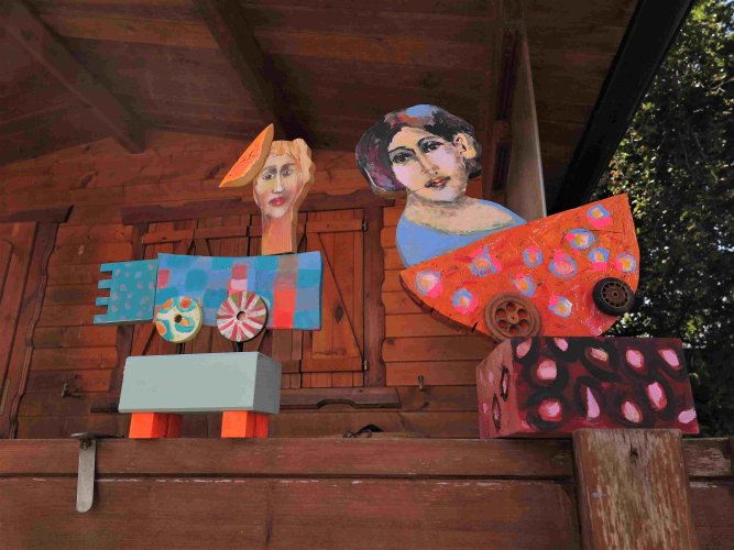 Rund & bunt: Klein-Skulptur aus Holz von Susanne Podehl. (Foto: Gemeinde Wachtberg/mm)
