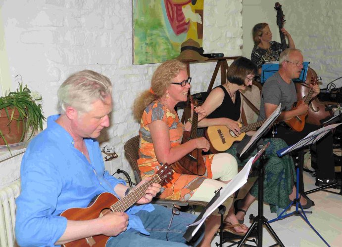 Uke Box – die Rödder Ukulele Gruppe begeisterte mit ihrer Musik. (Foto: Gemeinde Wachtberg/mm)