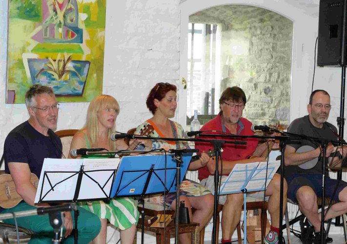Uke Box – die Rödder Ukulele Gruppe begeisterte mit ihrer Musik. (Foto: Gemeinde Wachtberg/mm)
