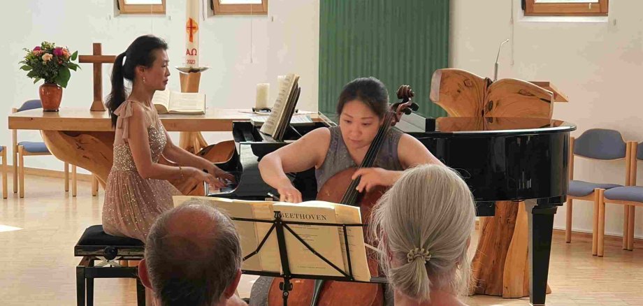Hyewon Lee-Scholl am Violoncello und Minju Song am Klavier. (Foto: Gemeinde Wachtberg/mf)