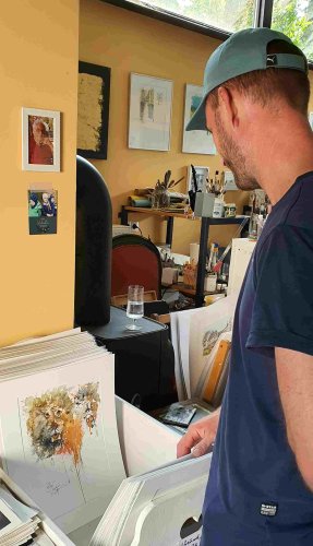 Atelier Bogusch: Es ist herrlich, durch die Bilder zu stöbern. (Foto: Gemeinde Wachtberg/mf)