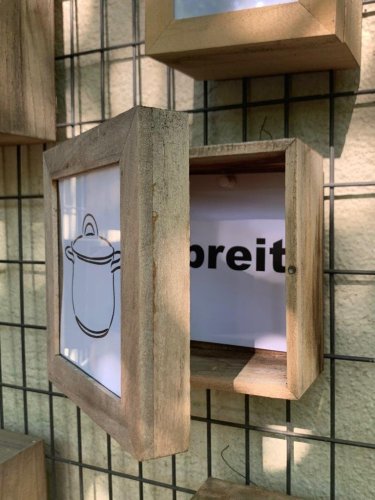 Clever: Installation mit Kästen ""Hääh?" (Foto: M. Clever)