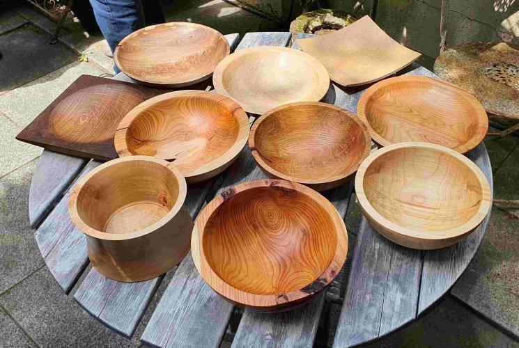 Schöne Holzarbeiten von Werner Siebigteroth. (Foto: Gemeinde Wachtberg/mf)