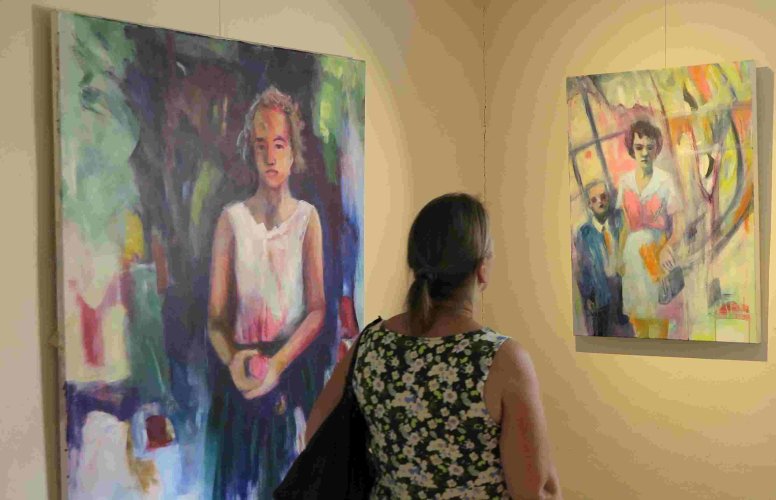 Monique Jacquemins „Der Apfel“ (li.) und „Planetarium II“. (Foto: Gemeinde Wachtberg/mm)