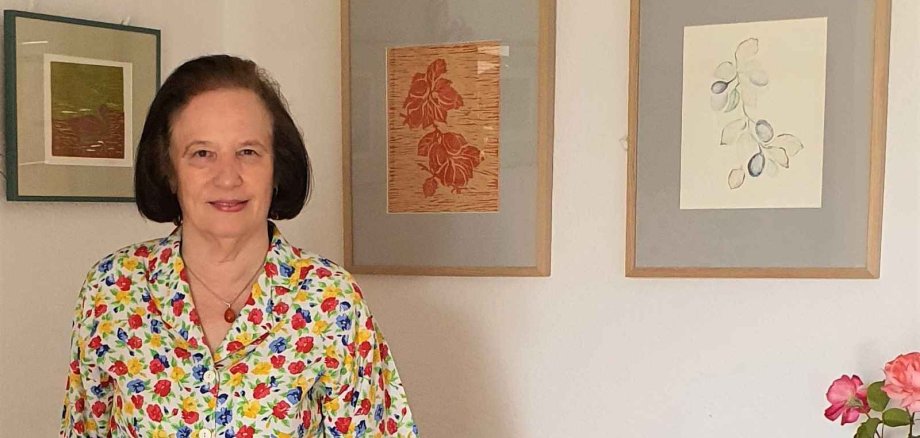 Melanie Ritgen vor einigen ihrer Druckgrafiken. (Foto: Gemeinde Wachtberg/mf)