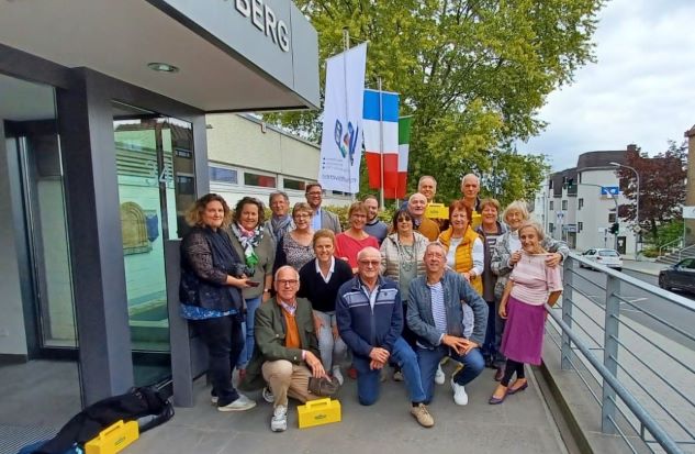 Die Vorstände der deutschen, französischen und italienischen Partnerschaftsvereine vorm Wachtberger Rathaus. (Foto: Partnerschaftsverein Wachtberg)