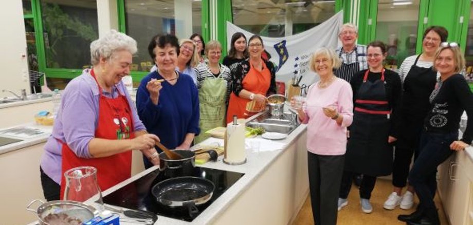 Partnerschaftsverein Wachtberg - französisch Kochen mit Heidi Rusnak (2.v.l.) (Foto: Privat)