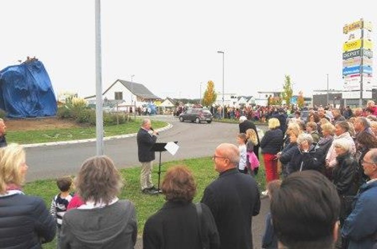Drache am EKZ-Kreisel: Spannend… gleich wird der Drache enthüllt. (Foto: Gemeinde Wachtberg/mm)