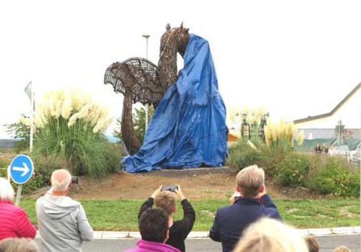 Drache am EKZ-Kreisel: Die Spannung steigt… schon halb enthüllt. (Foto: Gemeinde Wachtberg/mm)