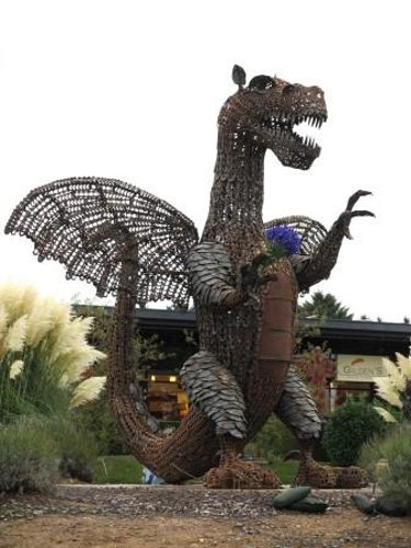 Drache am EKZ-Kreisel: Prächtig… Wachtbergs Drache. (Foto: Gemeinde Wachtberg/mm)