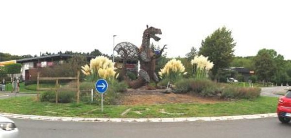 Drache am EKZ-Kreisel: Bürgermeisterin Renate Offergeld dankt Willi Reiche. (Foto: Gemeinde Wachtberg/mm)