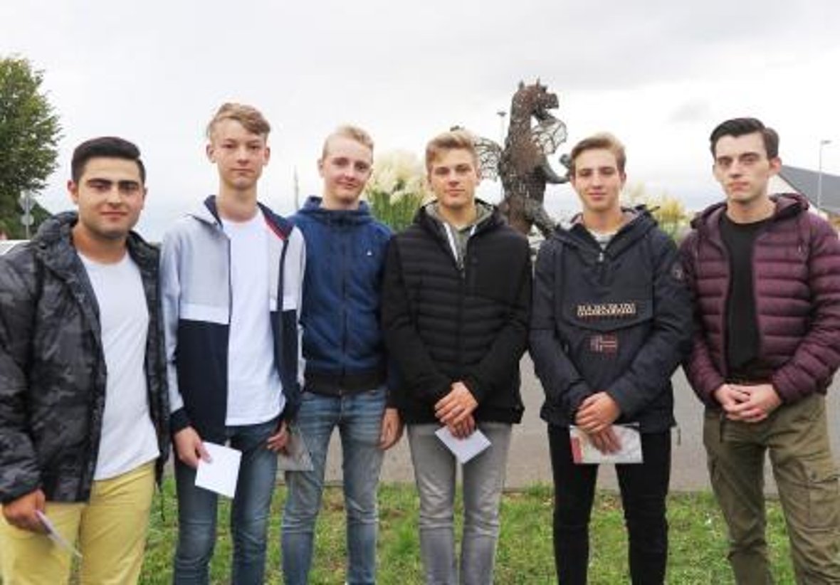 Drache am EKZ-Kreisel… von (v.l.n.r.) Ahmed Alali, Daniel Drach, Jelle Bollebacker, Julian Kaspers, Dominik Ziebach, René Gottschling und Kai Flemmer. (Foto: Gemeinde Wachtberg/mm)