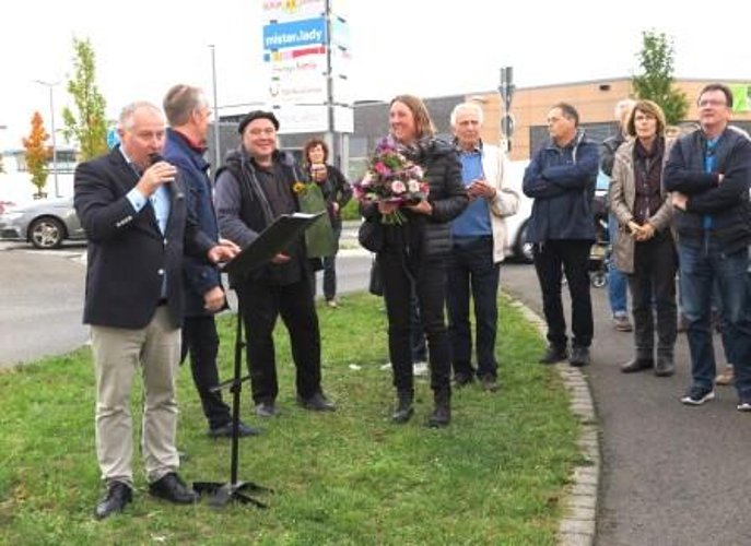 Drache am EKZ-Kreisel: Alfred Schneider dankt Künstler Willi Reiche und Tania Beilfuss. (Foto: Gemeinde Wachtberg/mm)