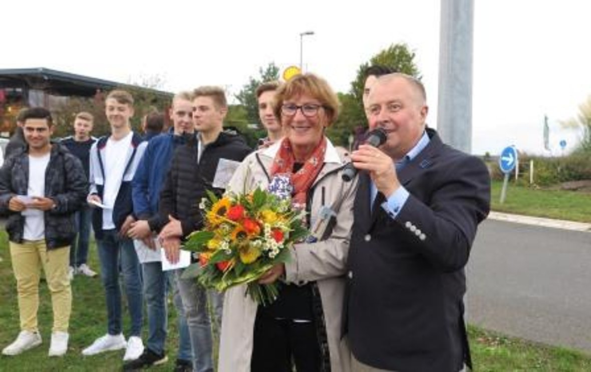 Drache am EKZ-Kreisel: Alfred Schneider dankt Kunstlehrerin Monika Düren. (Foto: Gemeinde Wachtberg/mm)