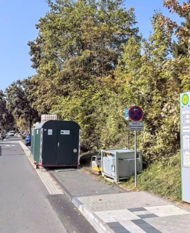 Schulweg Pech: Pecher Hauptstraße: Bisher gab es keinen Weg auf der rechten Seite, künftig führt ein Gehweg hinter den Parkplätzen (wo jetzt der Bauwagen steht) bis zur Schule. Schulweg Pech: Pecher Hauptstraße: Bisher gab es keinen Weg auf der rechten Seite, künftig führt ein Gehweg hinter den Parkplätzen (wo jetzt der Bauwagen steht) bis zur Schule.