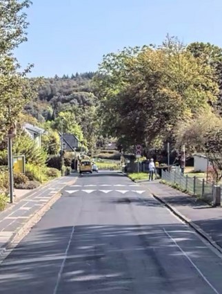 Schulweg Pech: So sah es vormals auf dem „Langenacker“ aus - Bodenschwellen vor der Schule.