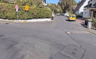 Schulweg Pech: Bisher mussten die Kinder am „Forstweg“ die Straße queren, ein durchgehender Gehweg wird künftig mehr Sicherheit bringen. Schulweg Pech: Bisher mussten die Kinder am „Forstweg“ die Straße queren, ein durchgehender Gehweg wird künftig mehr Sicherheit bringen.