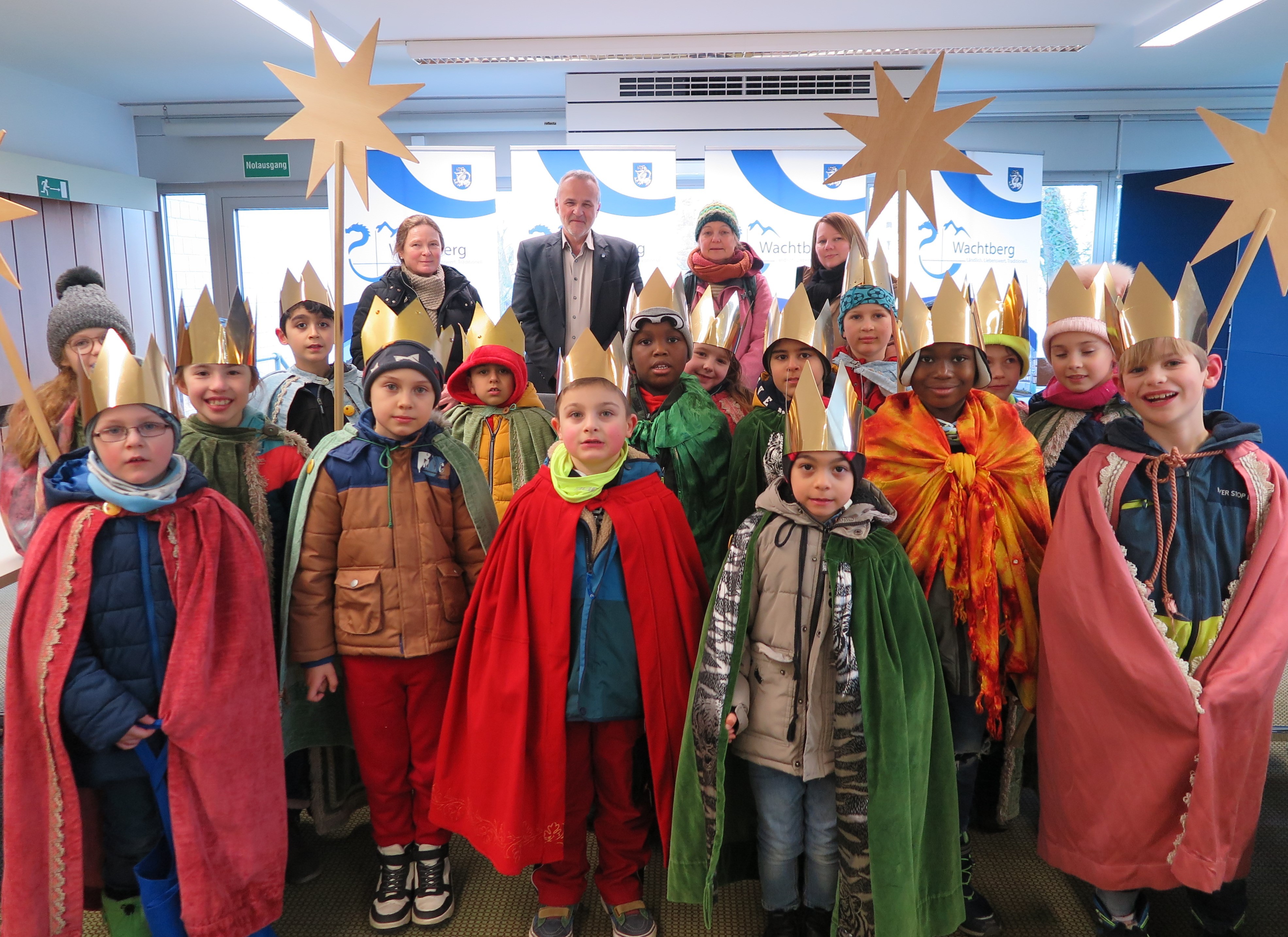 Sternsinger aus der Berkumer OGS mit ihren Betreuerinnen zu Besuch bei Bürgermeister Jörg Schmidt im Rathaus. 