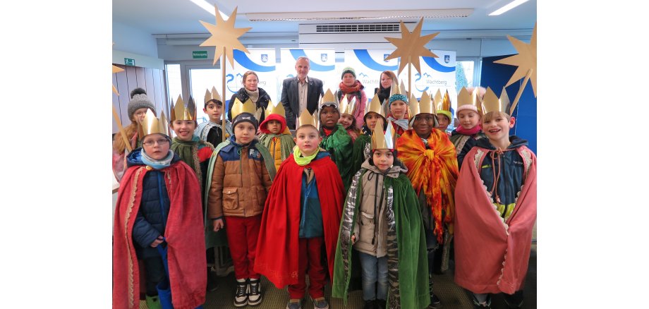 Sternsinger aus der Berkumer OGS mit ihren Betreuerinnen zu Besuch bei Bürgermeister Jörg Schmidt im Rathaus. 