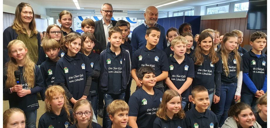 Käpt’n Book: Die Chor Kids vom Ländchen bedankten sich bei den Sponsoren mit einer musikalischen Darbietung. (Foto: Gemeinde Wachtberg/mf) Käpt’n Book: Die Chor Kids vom Ländchen bedankten sich bei den Sponsoren mit einer musikalischen Darbietung. (Foto: Gemeinde Wachtberg/mf)