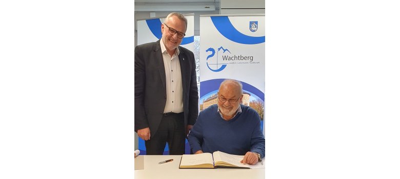 Käpt’n Book: Bürgermeister Jörg Schmidt ehrte Dieter Dresen und bat ihn um einen Eintrag ins Goldene Buch der Gemeinde Wachtberg. (Foto: Gemeinde Wachtberg/mf) Käpt’n Book: Bürgermeister Jörg Schmidt ehrte Dieter Dresen und bat ihn um einen Eintrag ins Goldene Buch der Gemeinde Wachtberg. (Foto: Gemeinde Wachtberg/mf)