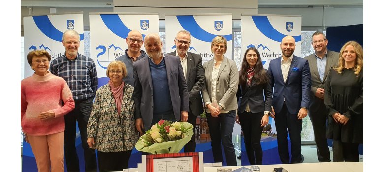 Käpt’n Book: Bürgermeister Jörg Schmidt (Mitte) und Dieter Dresen (5.v.l.) dankten den Sponsoren von Käpt’n Book 2023. (Foto: Gemeinde Wachtberg/mf) Käpt’n Book: Bürgermeister Jörg Schmidt (Mitte) und Dieter Dresen (5.v.l.) dankten den Sponsoren von Käpt’n Book 2023. (Foto: Gemeinde Wachtberg/mf)