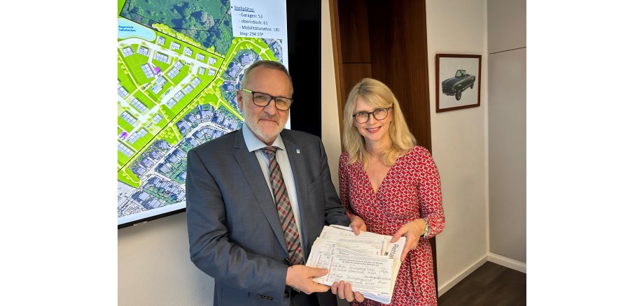 Petra Vieten überreicht Bürgermeister Jörg Schmidt „fast 2000 Unterschriften“. Petra Vieten überreicht Bürgermeister Jörg Schmidt „fast 2000 Unterschriften“.
