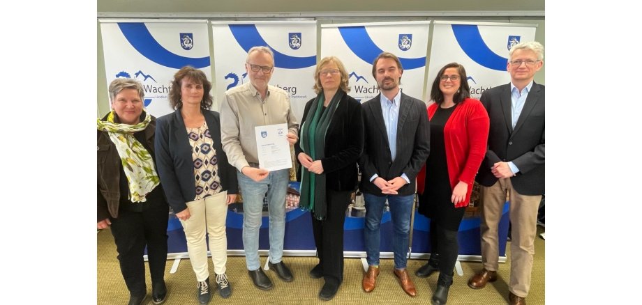 Kinderfreundliche Kommune: Bürgermeister Jörg Schmidt (3.v.l.) und Anne Lütkes (Mitte) nach der Vertragsunterzeichnung im Beisein der Projekt-Beteiligten. (Foto: Gemeinde Wachtberg/ds) Bürgermeister Jörg Schmidt und Anne Lütkes nach der Vertragsunterzeichnung im Beisein der Projekt-Beteiligten.