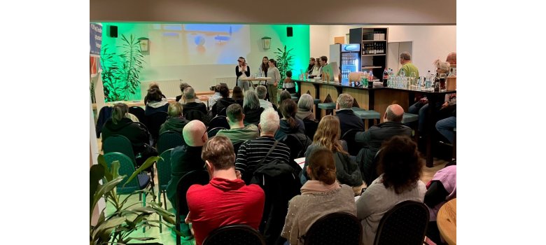Gut besucht war der Infoabend zur Offenen Kinder- und Jugendarbeit im Pössemer Treff in Werthhoven: Blick aufs Publikum.