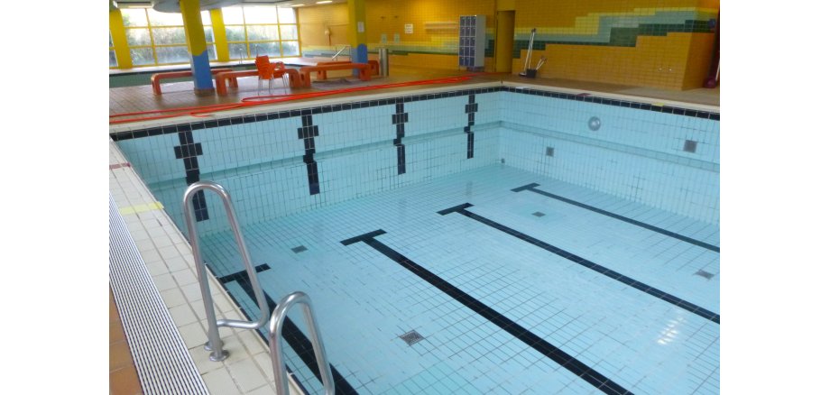 Bei der anstehenden Hallenbad-Sanierung werden u.a. die Fliesen in den Schwimmbecken erneuert: Blick ins leere Becken. 