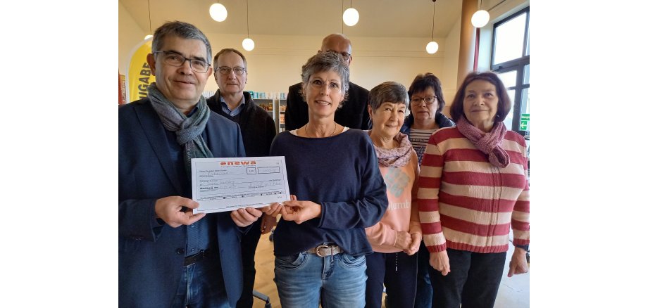 Enewa-Geschäftsführer Volker Strehl (li.) und Andrea Neu (3.v.l.) freuen sich mit Kirchenvertretern und Mitarbeiterinnen über die Spende für die ZUGABE. Enewa-Geschäftsführer Volker Strehl (li.) und Andrea Neu (3.v.l.) freuen sich mit Kirchenvertretern und Mitarbeiterinnen über die Spende für die ZUGABE.