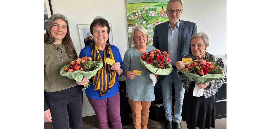 Ehrenamtskarten überreicht. (v.l.n.r.) Ehrenamtsbeauftragte Katja Ackermann, Heidi Rusnak, Monika Heidenreich, Bürgermeister Jörg Schmidt und Doris Crampen. Ehrenamtskarten überreicht. (v.l.n.r.) Ehrenamtsbeauftragte Katja Ackermann, Heidi Rusnak, Monika Heidenreich, Bürgermeister Jörg Schmidt und Doris Crampen.