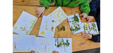 Frühlingsfest – das neue Angebot einer Aktion extra für Kinder begeisterte die kleinen Gäste. Frühlingsfest-Aktion für Kinder: Ein Bild aus Gräsern und Blättern.