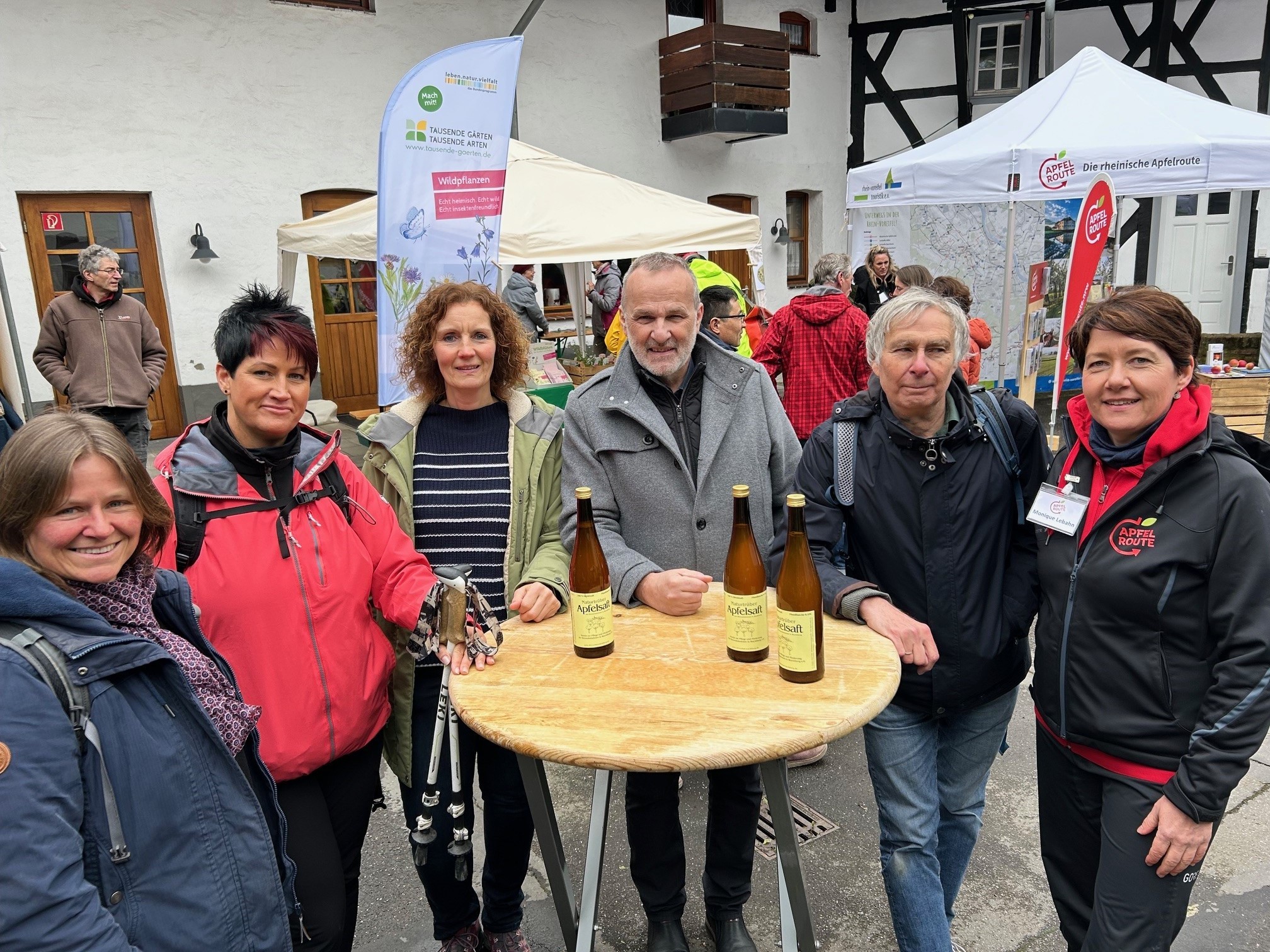 Frühlingsfest – offiziell eröffnet von Bürgermeister Jörg Schmidt (3.v.r.), hier mit Monique Lebahn (re./RVT), Andreas Stümer (2.v.r./ADFC) sowie (v.l.) aus dem Fachbereich 60 Tanja Gohrbandt, FB-Leiterin Jeannette Herrmann und Fest-Organisatorin Melanie Kamradt. 