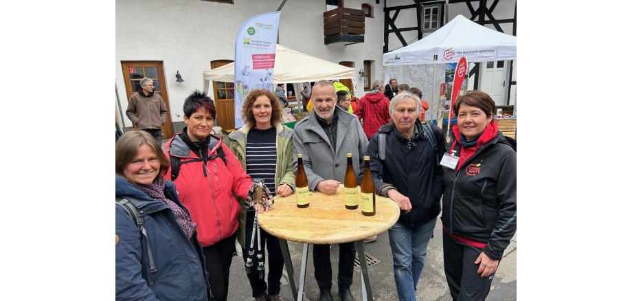 Frühlingsfest – offiziell eröffnet von Bürgermeister Jörg Schmidt (3.v.r.), hier mit Monique Lebahn (re./RVT), Andreas Stümer (2.v.r./ADFC) sowie (v.l.) aus dem Fachbereich 60 Tanja Gohrbandt, FB-Leiterin Jeannette Herrmann und Fest-Organisatorin Melanie Kamradt. Frühlingsfest – offiziell eröffnet von Bürgermeister Jörg Schmidt (3.v.r.), hier mit Monique Lebahn (re./RVT), Andreas Stümer (2.v.r./ADFC) sowie (v.l.) aus dem Fachbereich 60 Tanja Gohrbandt, FB-Leiterin Jeannette Herrmann und Fest-Organisatorin Melanie Kamradt.