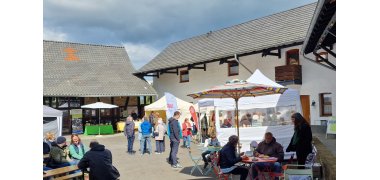 Frühlingsmarkt – Blick in den Innenhof, in dem zahlreiche Aussteller ein vielseitiges Angebot offerierten. Frühlingsmarkt – Blick in den Innenhof, in dem zahlreiche Aussteller ein vielseitiges Angebot offerierten.