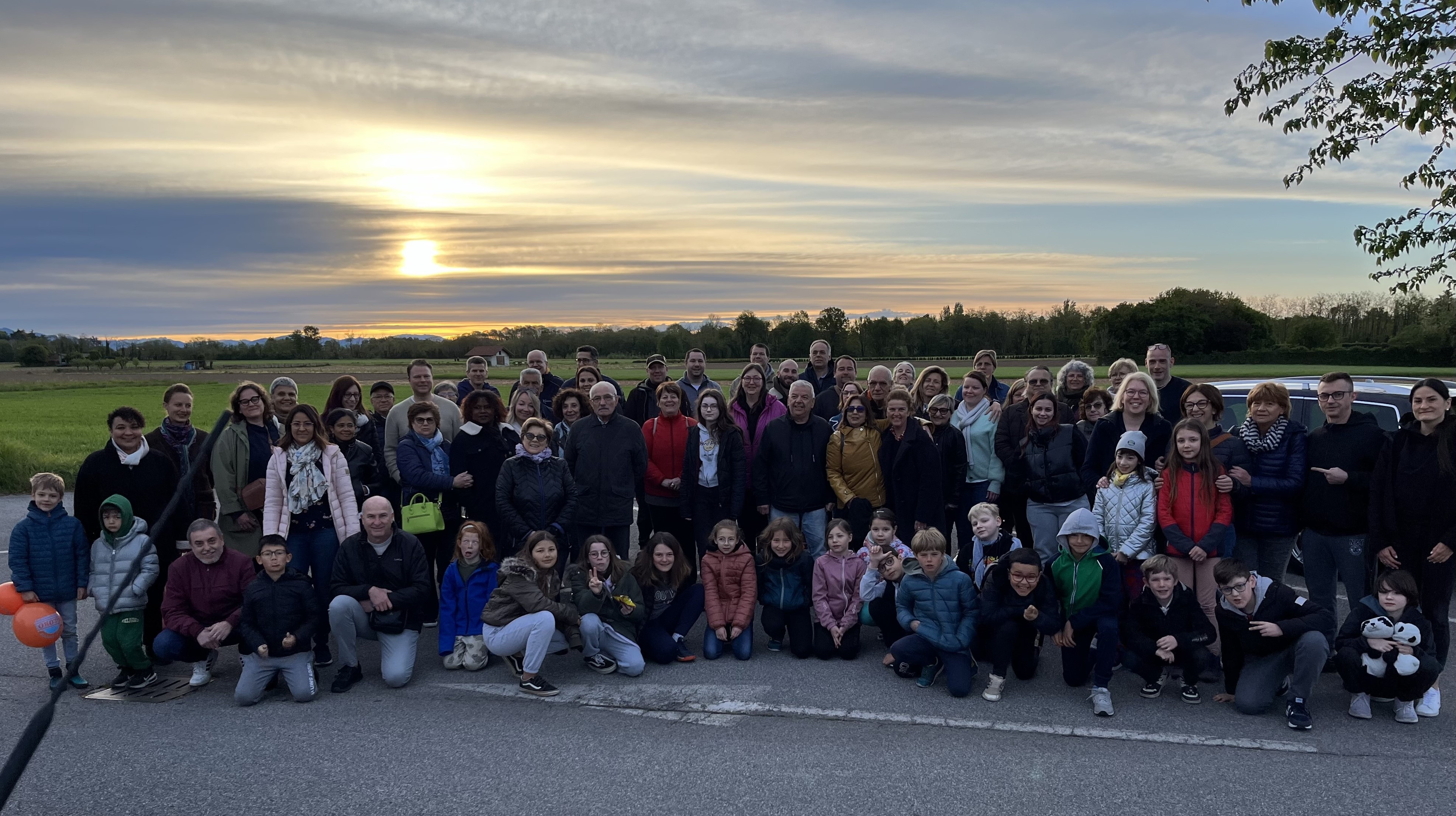 Trinationaler Grundschulaustausch – Gruppenbild aller Teilnehmerinnen und Teilnehmer.