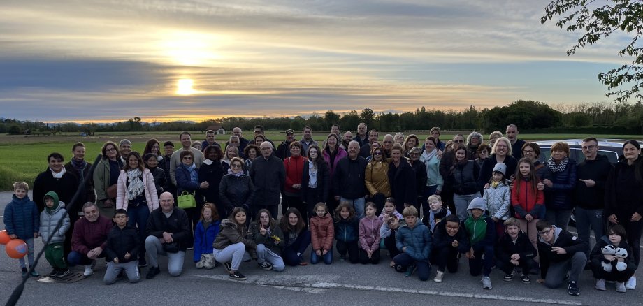Trinationaler Grundschulaustausch – Gruppenbild aller Teilnehmerinnen und Teilnehmer.