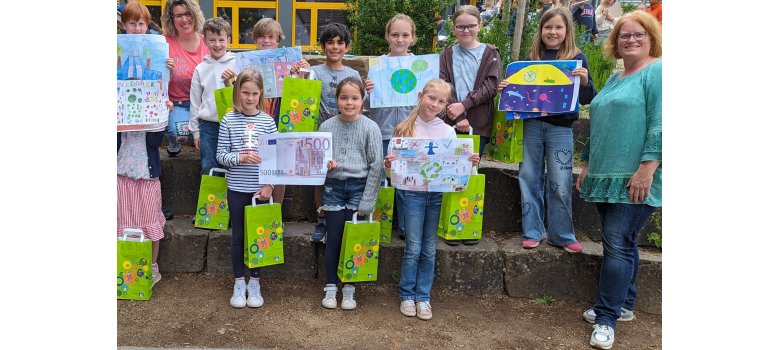 Siegerkinder in Pech: Benno 2b, Lea 2b, Conrad 2b, Gloria Philine 2d, Gero 1b, Maxi 2b, Annemarie 4b, Eva 3b, Ariola 4b, Adam 3b, Caydence 3b, Franka Maria 4b. Die Pecher Siegerkinder zeigen ihre Bilder.