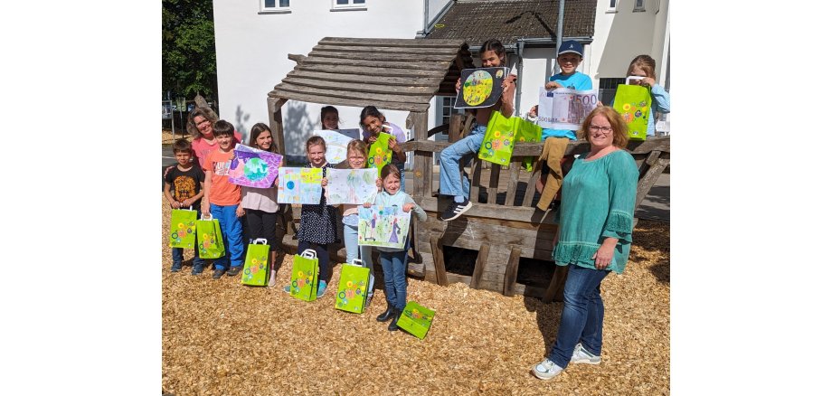 Siegerkinder in Villip: Flora 2c, Elena 2c, Sophie 1a, Alex 1a, Greta 1c, Julius 2c, Mia 3c, Stella 4c, Marlene 3a, Adam 4a, Lukas 4c, Annie 3c . Die Villiper Siegerkinder zeigen ihre Fotos.