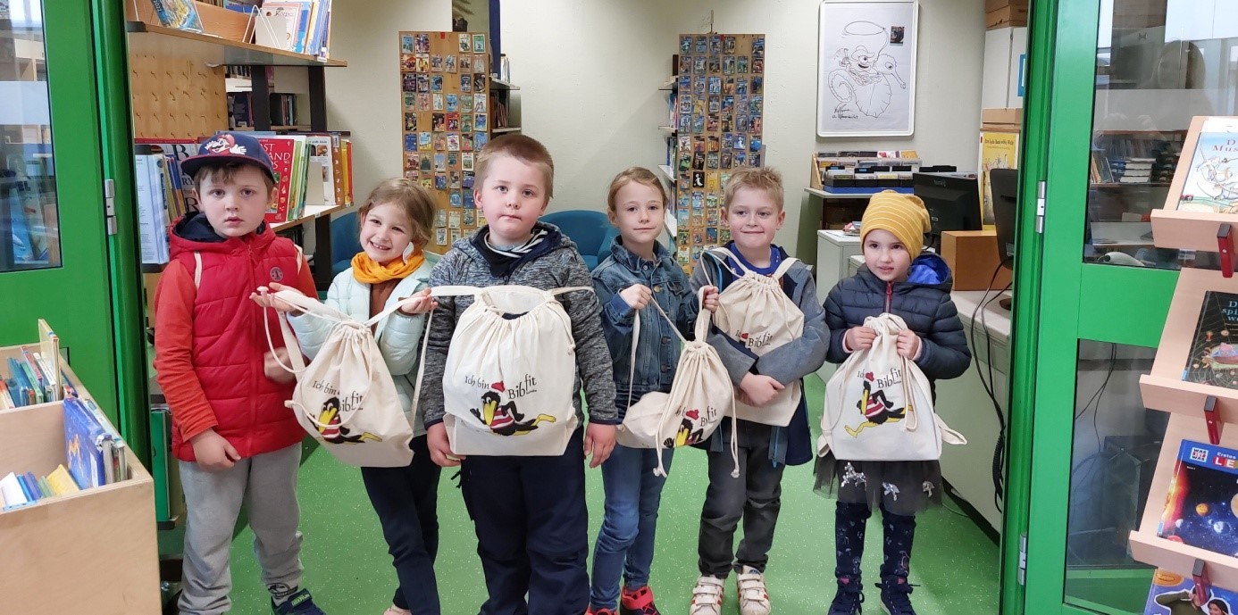 Die Vorschulfüchse des Kindergartens Maulwurfshügel in Werthhoven in der Schulbücherei in Berkum.