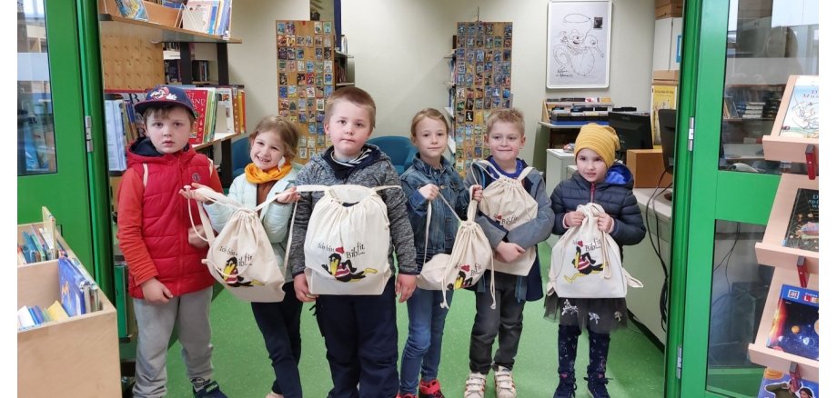 Die Vorschulfüchse des Kindergartens Maulwurfshügel in Werthhoven schnuppern Büchereiluft. Die Vorschulfüchse des Kindergartens Maulwurfshügel in Werthhoven in der Schulbücherei in Berkum.