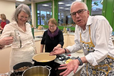 Italienisch kochen - Vorstandsmitglied Friedrich Oettler sorgte für die Vorspeise Italienisch kochen - Vorstandsmitglied Friedrich Oettler sorgte für die Vorspeise