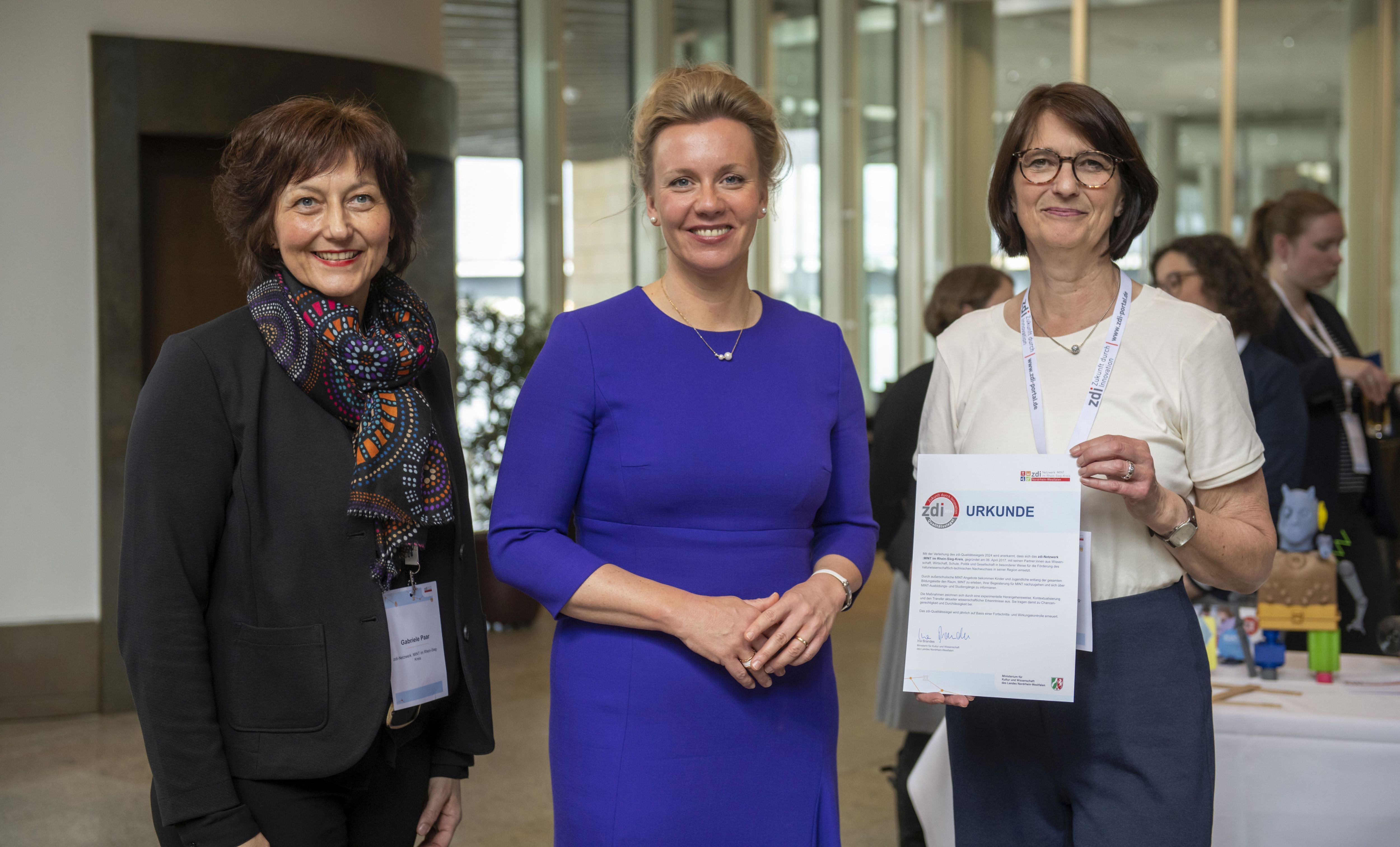 NRW-Kultur- u. Wissenschaftsministerin Ina Brandes (Mitte) m. Gabriele Paar (l.), Leiterin d. Regionalen Bildungs-, Kultur- u. Sportbüros im Amt f. Schule, Bildung, Kultur u. Sport d. RSK, u. Bettina Wallor v. Regionalen Bildungsbüro. 