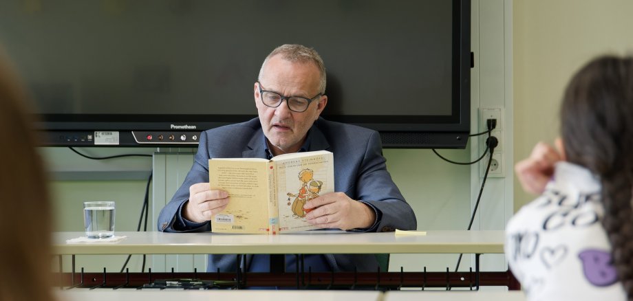 Bürgermeister als Lesepate: Bürgermeister Jörg Schmidt las am Welttag des Buches in der Hans-Dietrich-Genscher-Schule den Kindern der Klasse 5b aus „Rico, Oskar und die Tieferschatten“ vor. Bürgermeister als Lesepate: Bürgermeister Jörg Schmidt las am Welttag des Buches in der Hans-Dietrich-Genscher-Schule den Kindern der Klasse 5b aus „Rico, Oskar und die Tieferschatten“ vor.