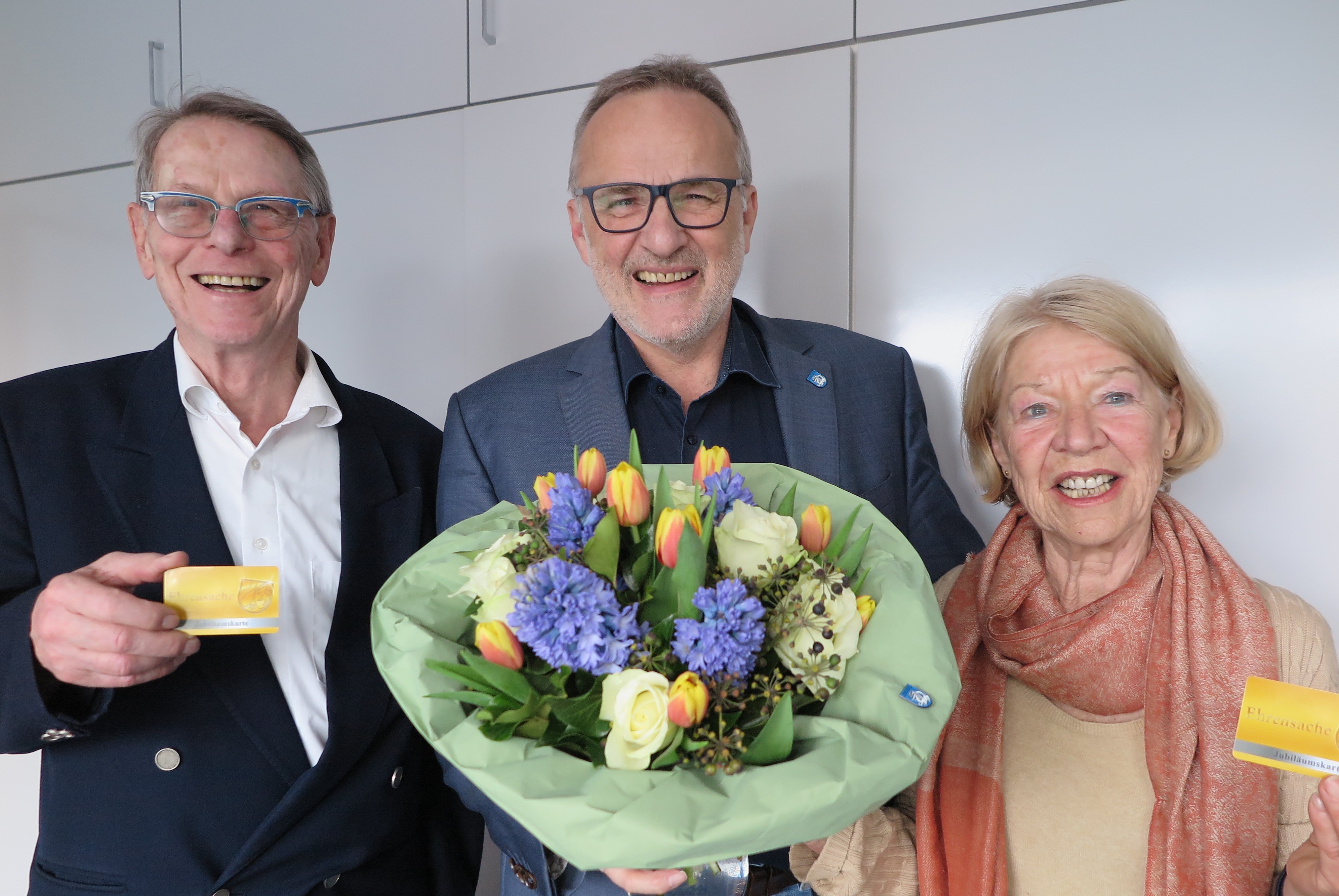 Bürgermeister Jörg Schmidt (Mitte) mit Maria und Hans Böhm bei der Übergabe der Jubiläumsehrenamtskarten. 